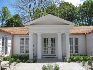 white house with while column pillars